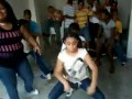 Учительница учит детей танцевать