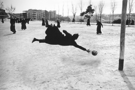 Нео ловит мяч