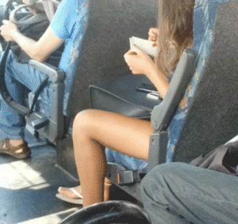 Ноги в транспорте. Ноги в атлбвсе. Без трусов в автобусе гиф. Ножки девушек в общественном транспорте.