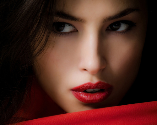 241306_bryunetka_vzglyad_glaza_gubyi_devushka_devushki_kr_2560x1600_(www.GdeFon.ru)