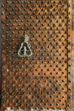 42114250-Ржавые-старые-двери-с-декоративным-молоточек