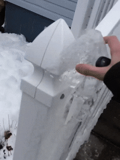 То, как разбивается этот «забор» изо льда