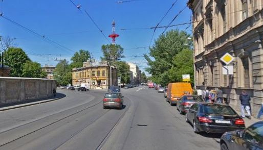 по трамвайной колее