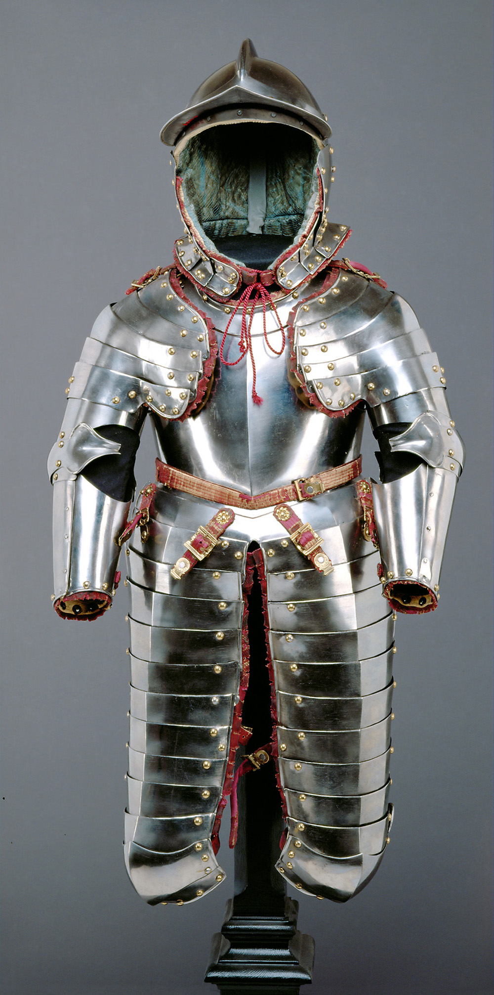 современные латы. латный нагрудник рыцаря. пластиковая кираса. бригантина доспех современная. кираса ларп.