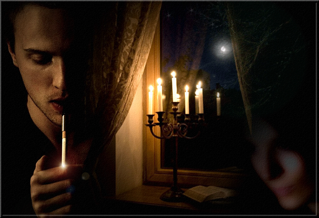 Тихо догорает свеча. Человек со свечой. Парень со свечкой. Фотосессия со свечами. Человек со свечой в темноте.