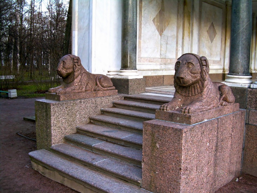 Издавна воронихинские мальчишки. Воронихинские львы в Петергофе. Львы в Петергофе Воронихинская колоннада. Колоннады Воронихина в Петергофе львы. Скульптуры Львов в Петергофе.