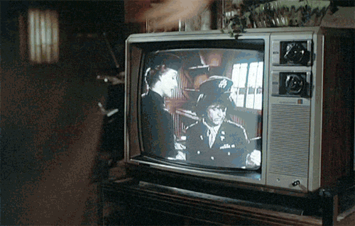 Включи телевизор клипы. Разбитый телевизор. Старый телевизор gif. Телевизор с кинескопом. Телевизор в темноте.