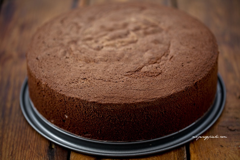Простой рецепт шоколадного бисквита в духовке. Генуэзский шоколадный бисквит. Бисквит для торта с какао. Бисквитный пирог с шоколадом. Шоколадный бисквит на какао.