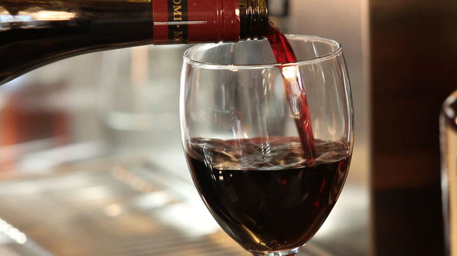 Красной вина песня. Бокал с вином. Бокал красного вина. Красное вино в бокале. Наливает вино.