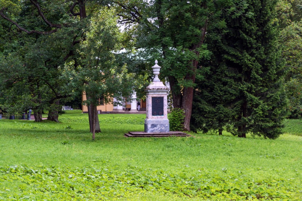 Знаковая статуя екатерининского парка в пушкине 9. Памятник а. д. Ланскому в Екатерининском парке. Обелиск Ланскому Царское село. Памятник Ланскому в Царском селе. Памятник а. д. Ланскому в Царском селе.