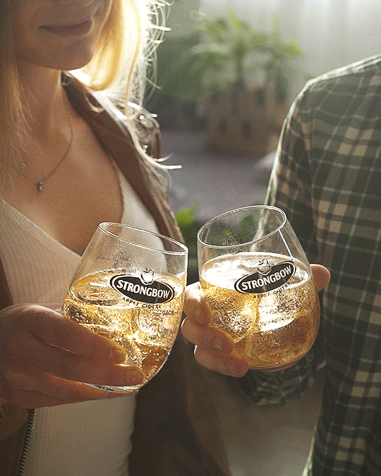 5-touchingglasses-C1614-1