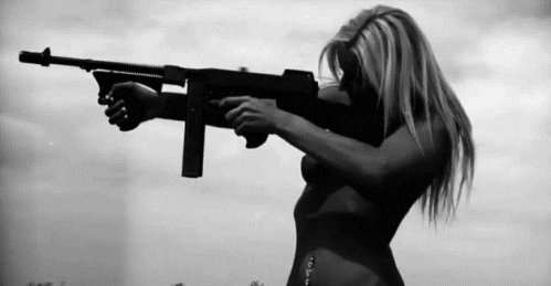 1502931498_2025-devushka-strelyaet-iz-avtomata