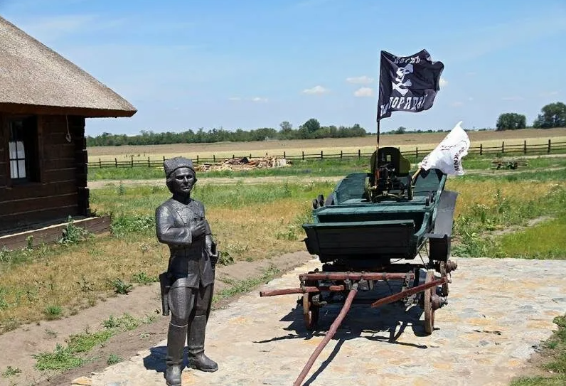 Показать гуляй поле. Гуляйполе памятник Махно. Батька Махно памятник.