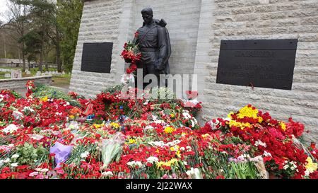 tallinn-estonia-may-9-2021-bronze-soldier-est-pronkssdur-monument-red-army-veterans-celebrate-victor