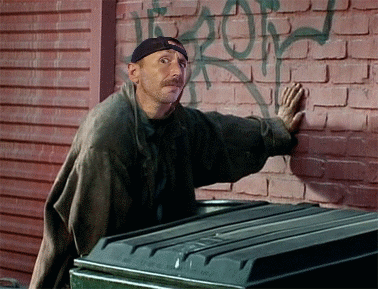 передергивает  затвор