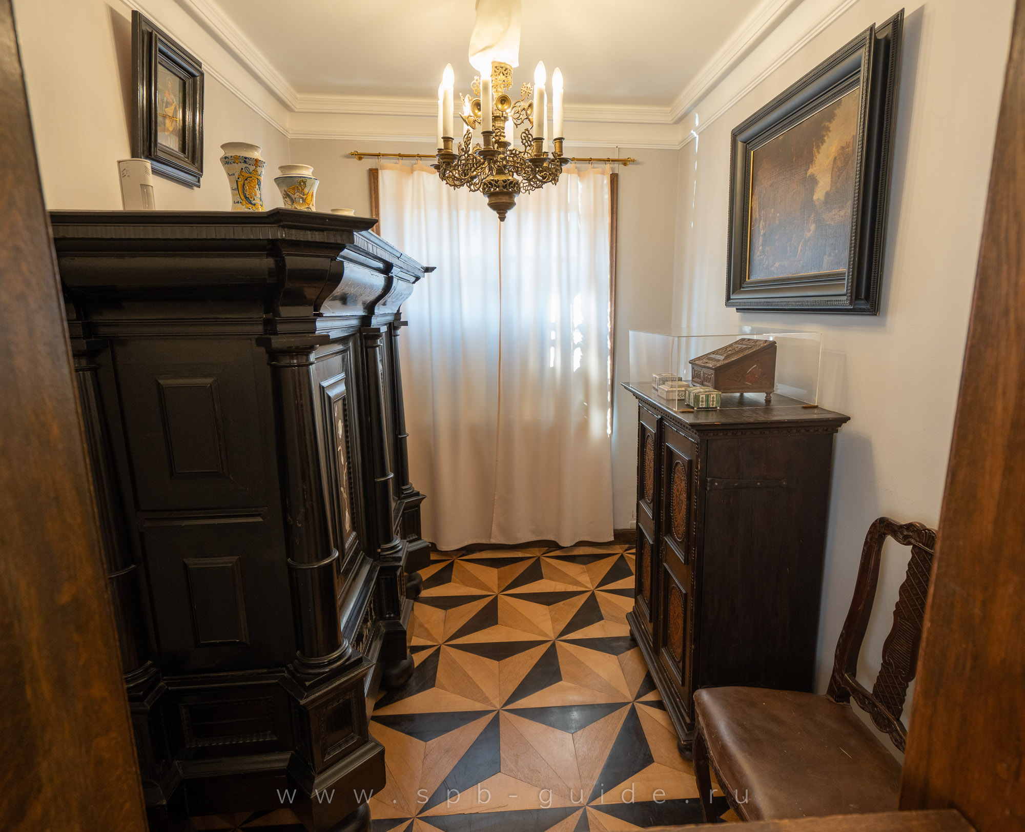 malaya-uglovaya-gostinaya-vo-dvorce-marli-169156big