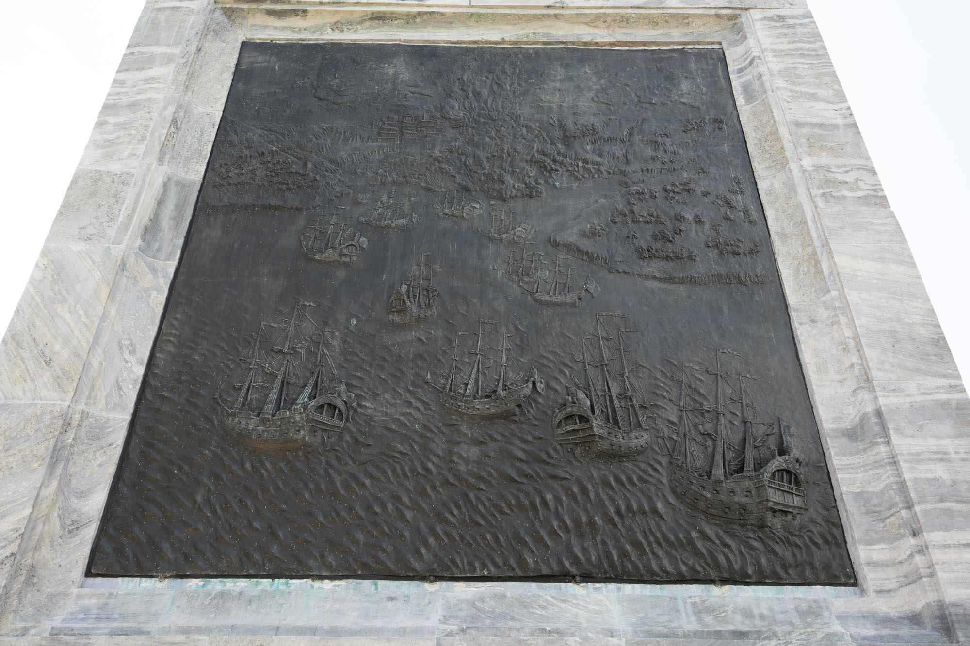 chesmenskoe-srazhenie-barelef-na-bolshoj-rostralnoj-kolonne-170713big