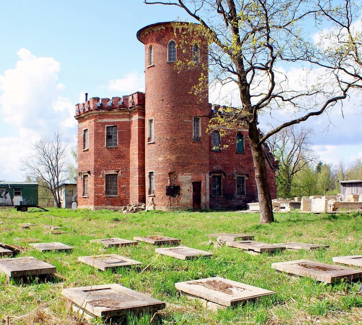 kladbishhe-loshadej-ryadom-s-pensionerskoj-konyushnej-e1721721886989