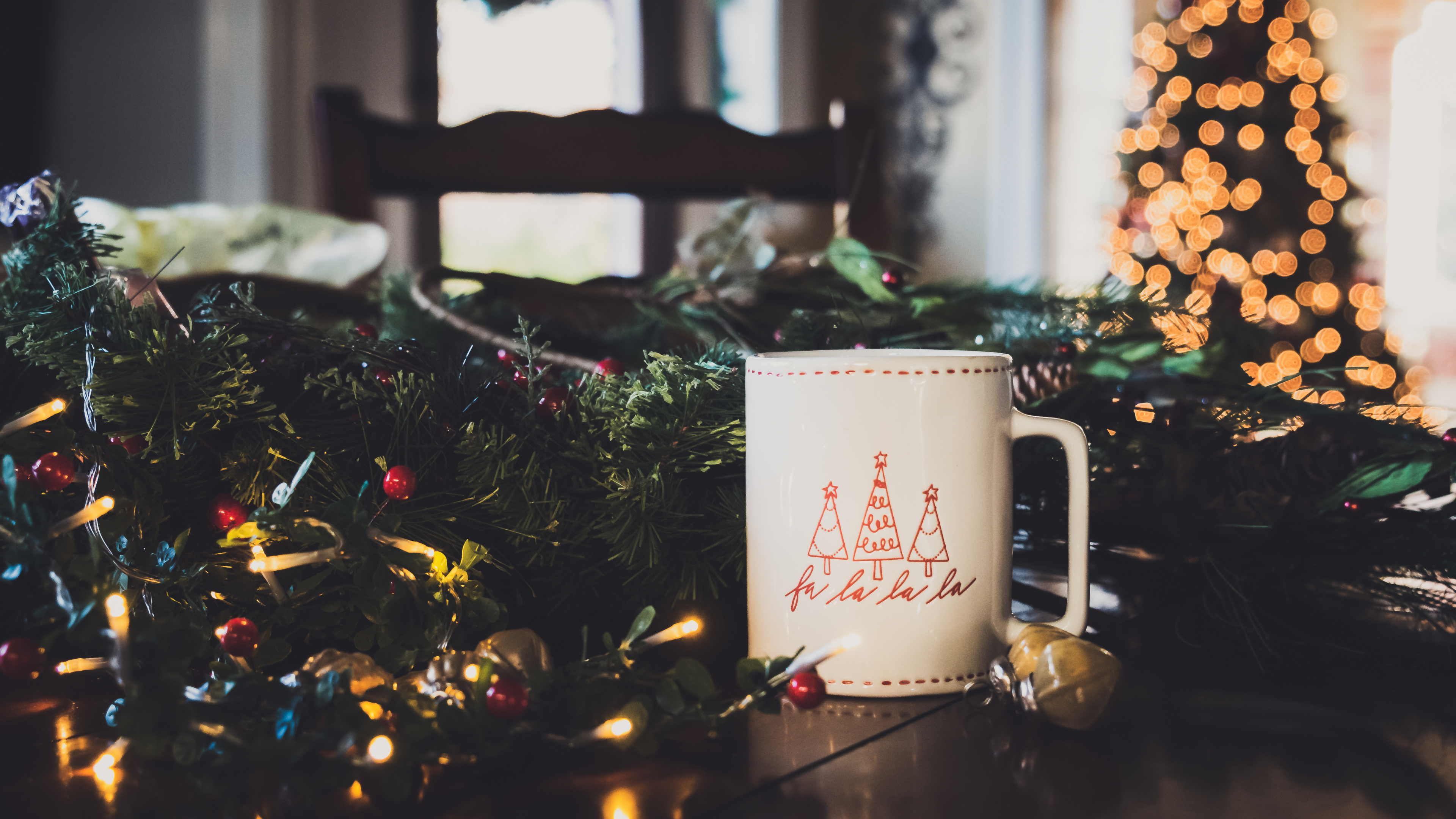 151037-sobytie-rodina-rozhdestvenskij_den-sochelnik-derevo-3840x2160