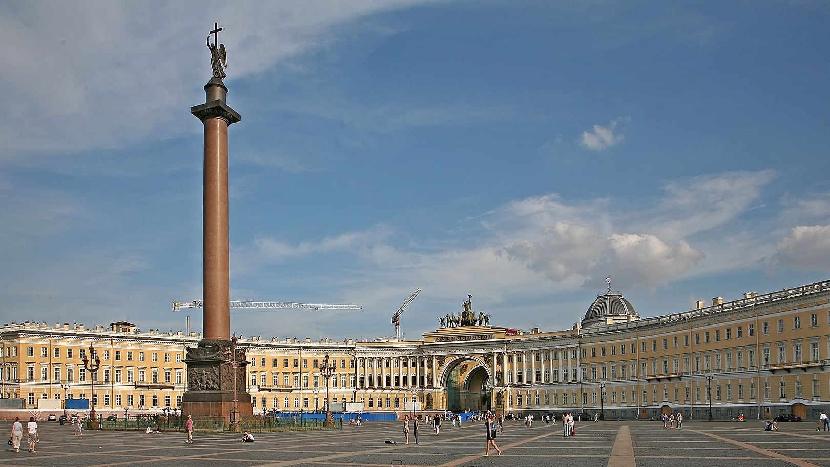 1620px-00_0048_palace_square_in_saint_petersburg_-russia- (1)