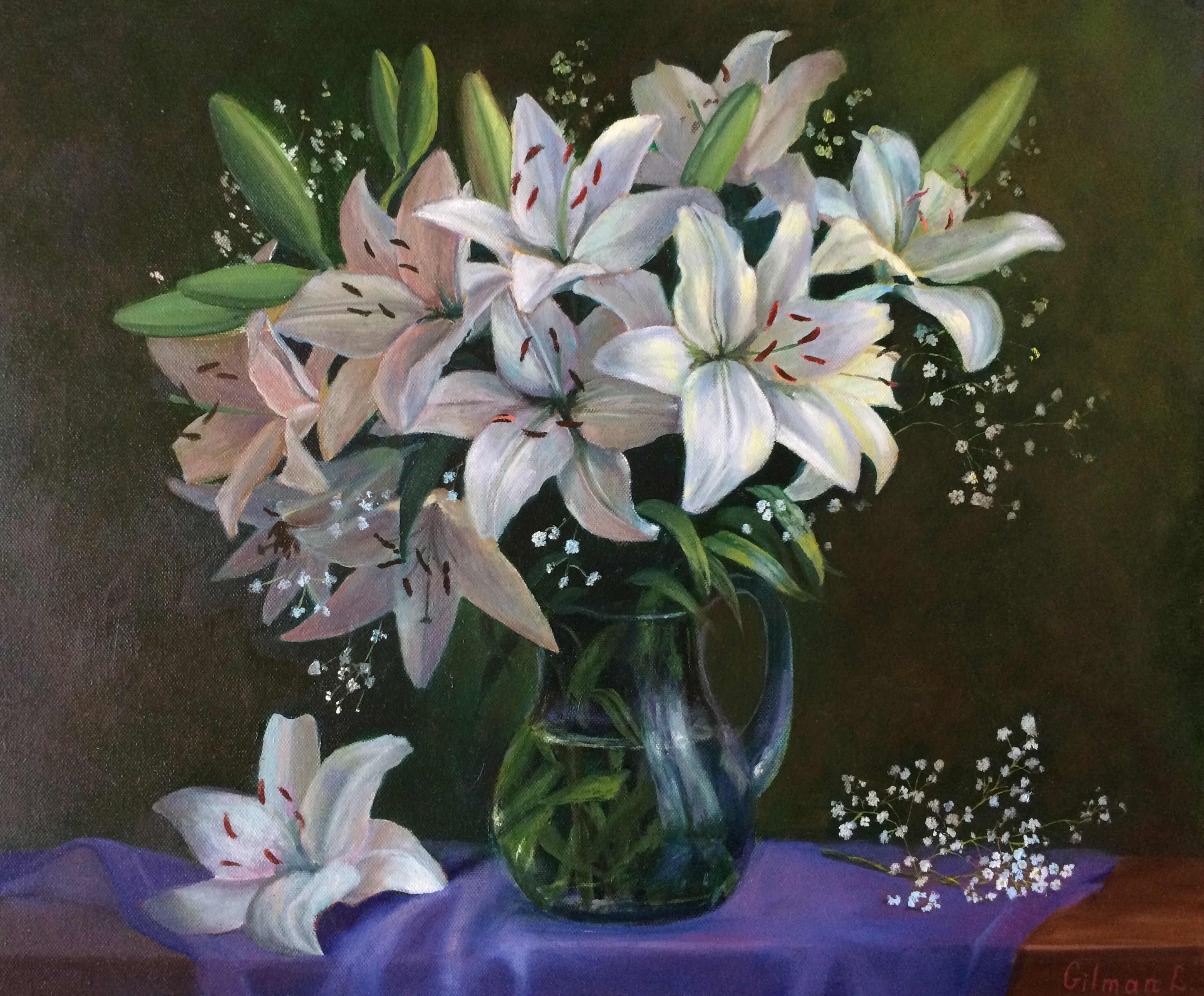 buket-belyx-lilij-na-zelenom