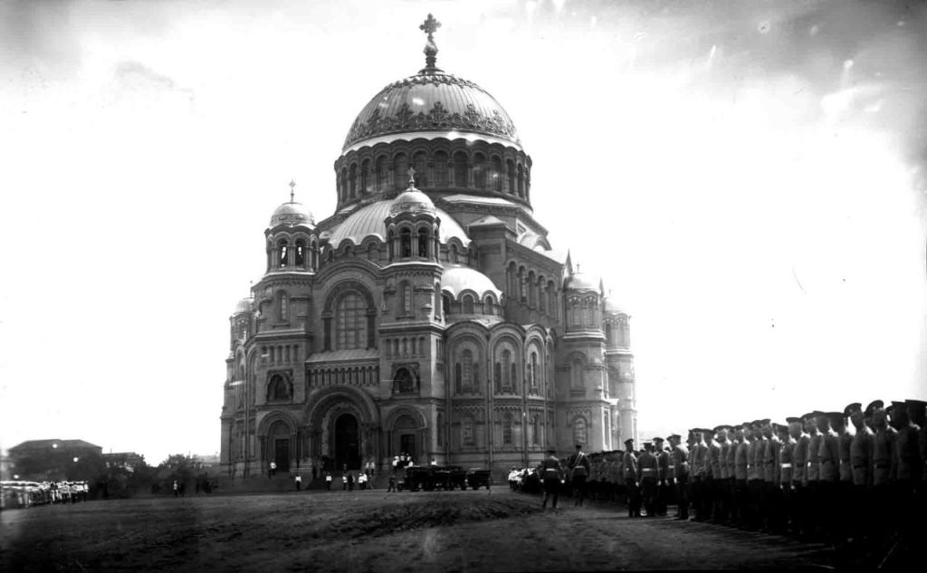 9.на Якорной площади во время освящения Морского собор?