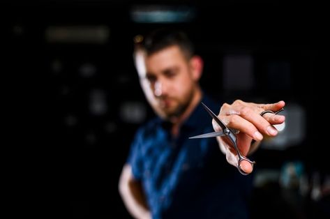 с ножницами..