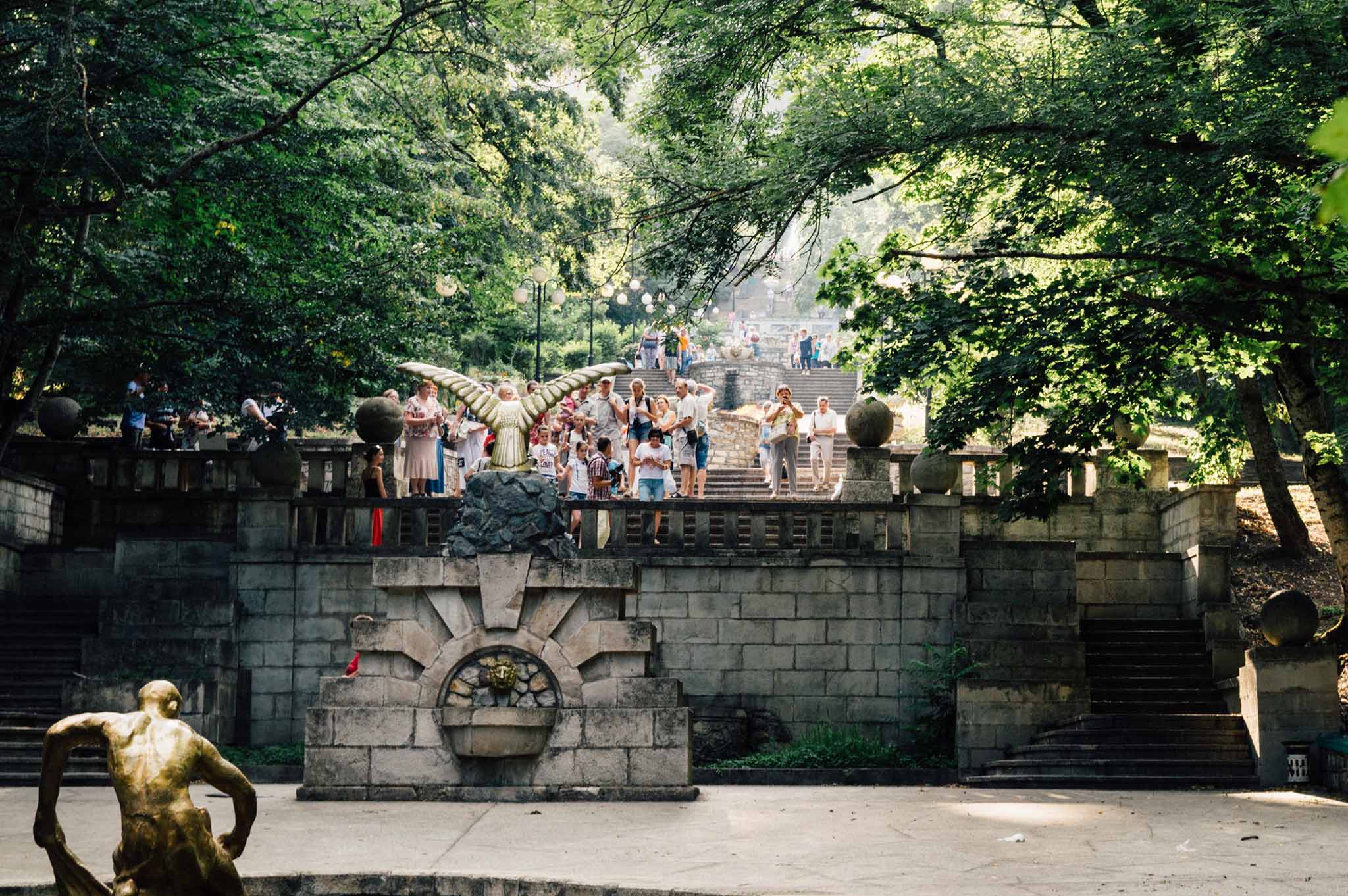 nachalo-kaskadnoj-lestnitsy-ZHeleznovodsk-v-mae