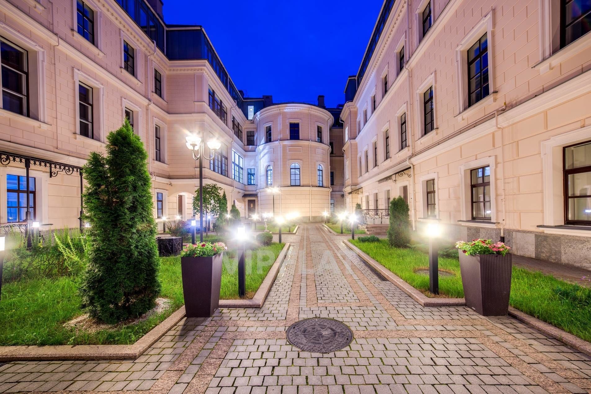 Chudesnyy-tikhiy-dvorik-Osobnyak-KushelevaBezborodko-Kutuzova-nab-24-2048-L-15-1-2020-16-19-55