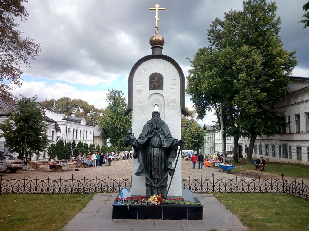 05-05-o4mzqp-pamyatnik-makariyu-kalyazinskomu.cd9f7e96