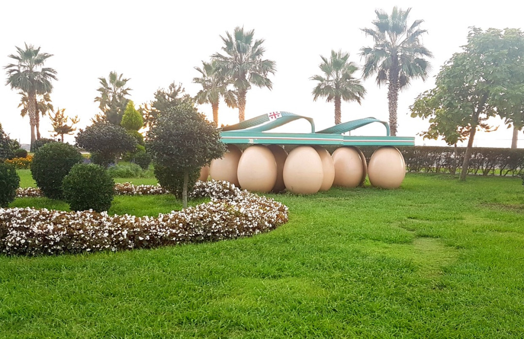 03-01-3058lh-skulptura-slantsy-na-yaytsah.cd9f7e96