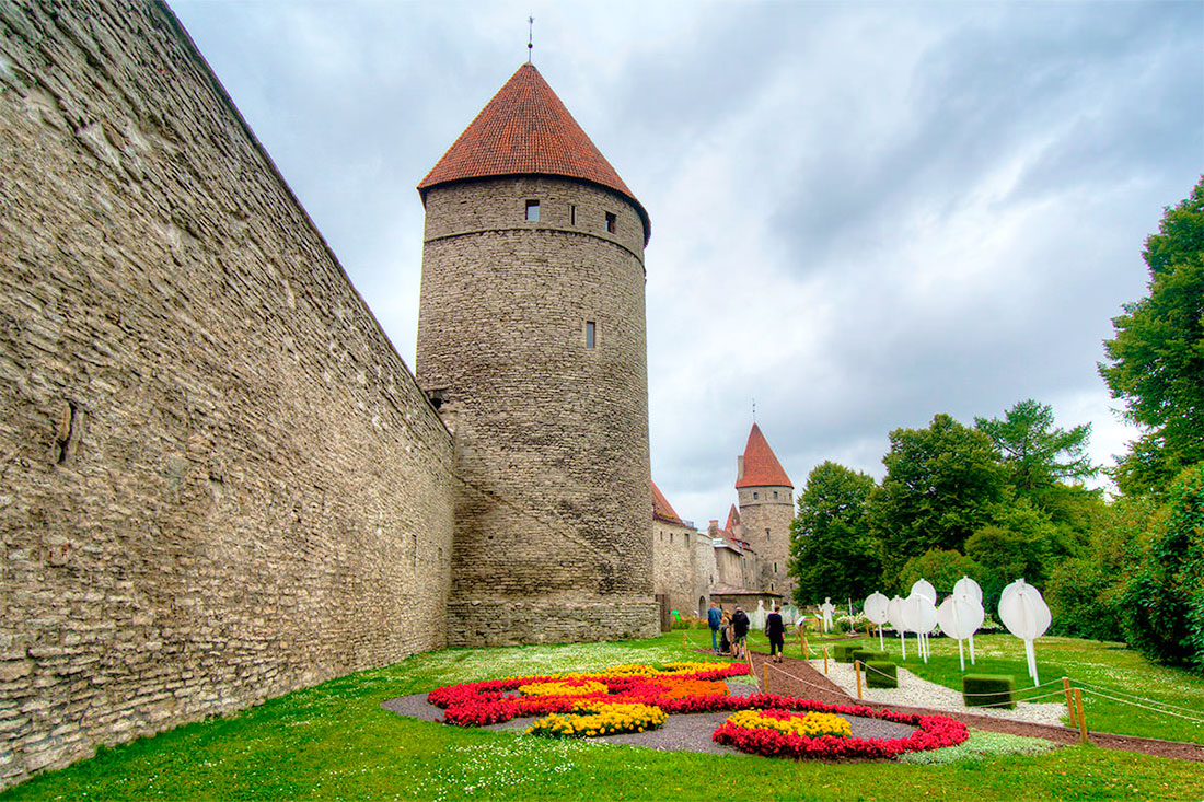 tallinn-tower-square
