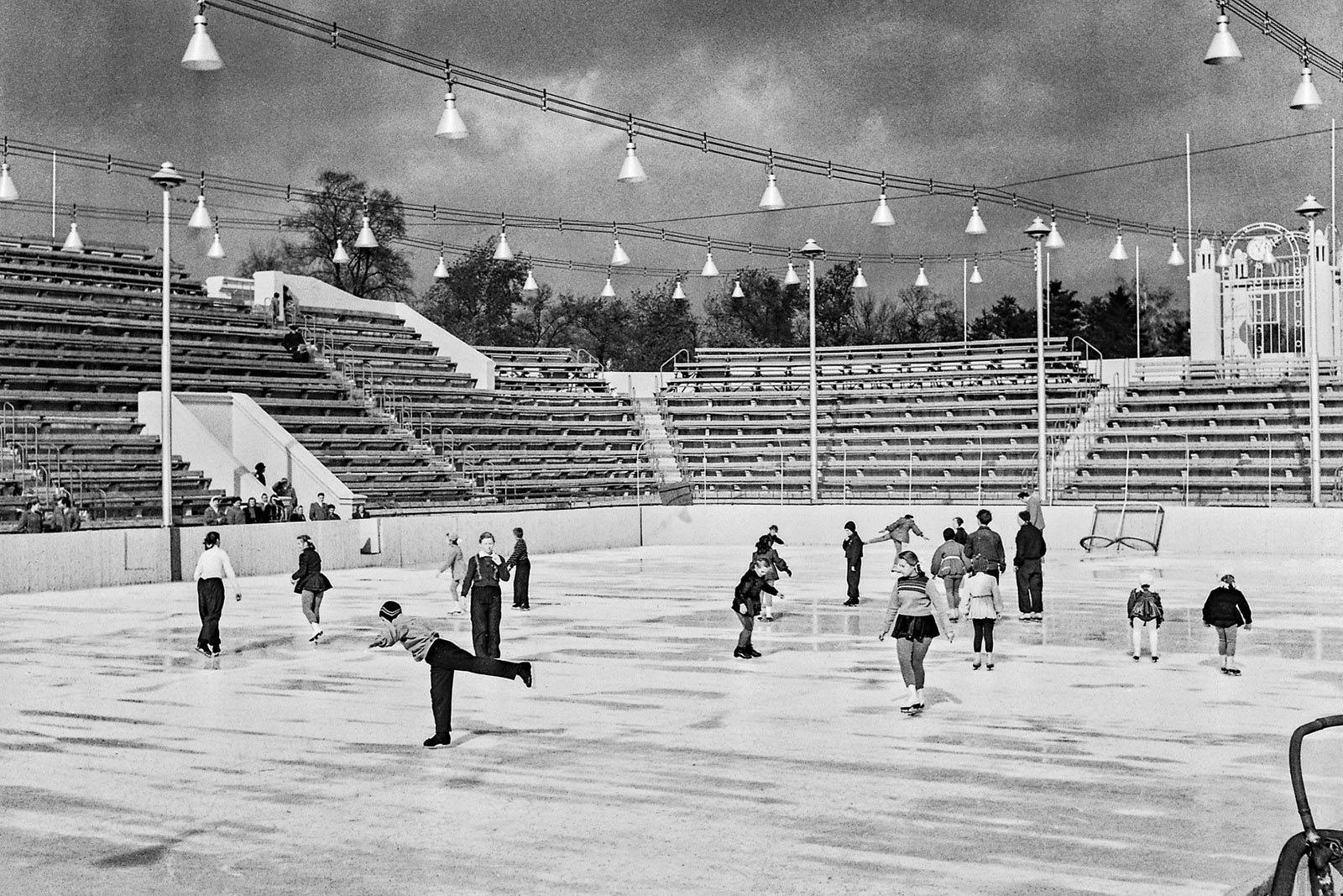 Na-katke-s-iskusstvennim-l_dom-v-parke-kul_turi-i-otdiha-_Sokol_niki_-Foto-B_-Trepetova_-21-sentyabr