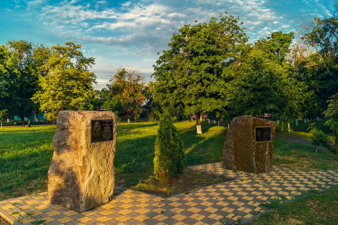 pamyatnik-alleya-pisatelyam