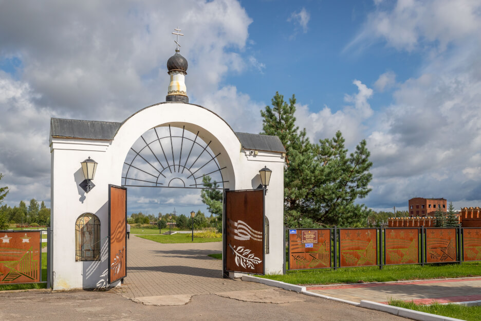 1738169749_Voinskoe_zahoronenie_Memorial_noe_kladbishche_sovetskih_voinov