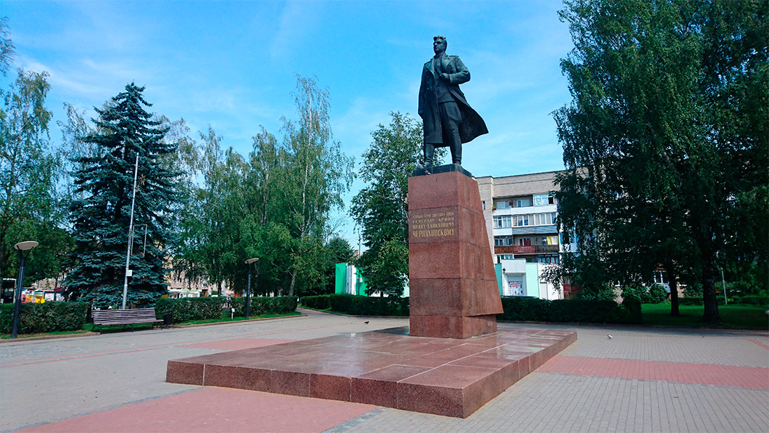 ploshad-i-d-chernyahovskogo-i-pamyatnik (1)