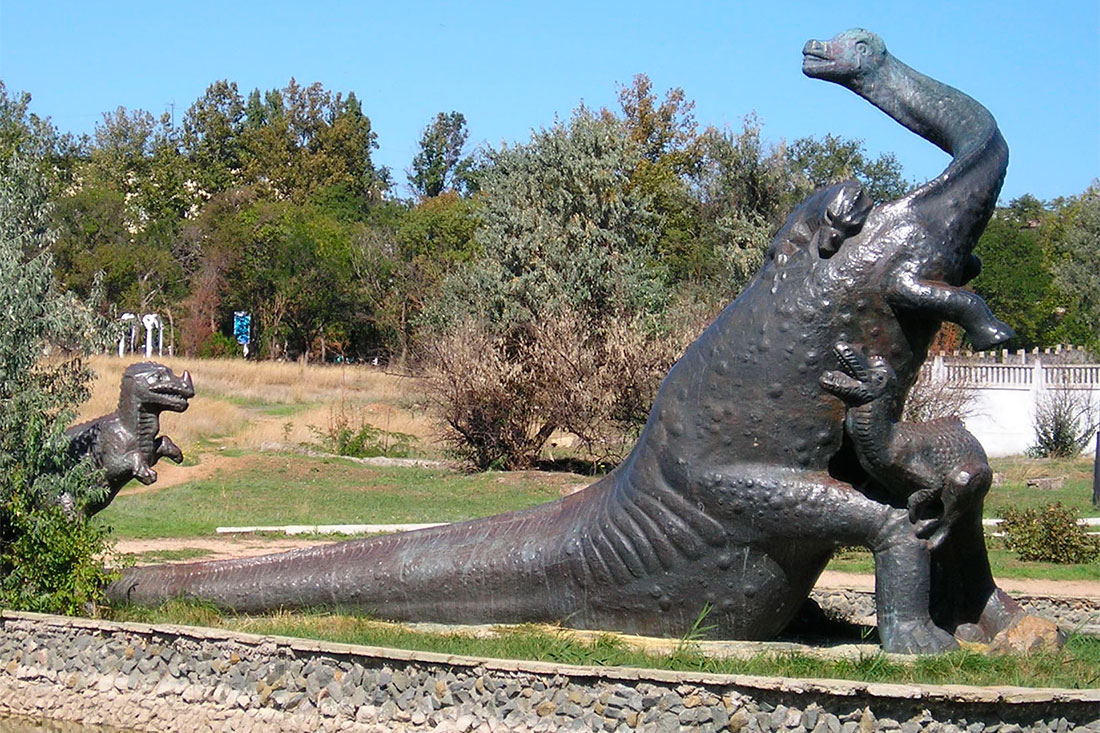 sculpture-dinosaurs-saki-crimea
