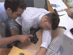 prikrepil_steplerom_galstuk_a6677295c4d346e9840ec566b4cde13c