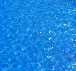 ВОДА ЯРКО ГОЛУБАЯ