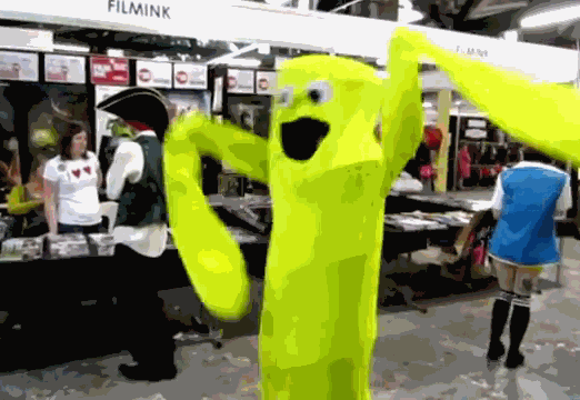 гифки-пьяный-столбик-на-фестивале-косплея-456440