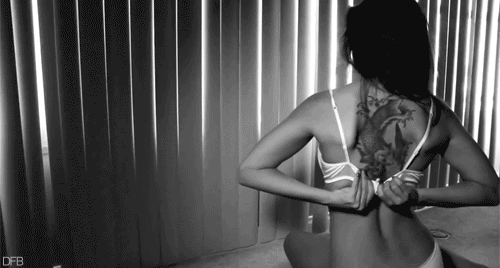 СЕКСИ ТЕЛОЧКА РАЗДЕВАЕТСЯ МОЖНО