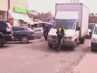 рабочий vs грузовик