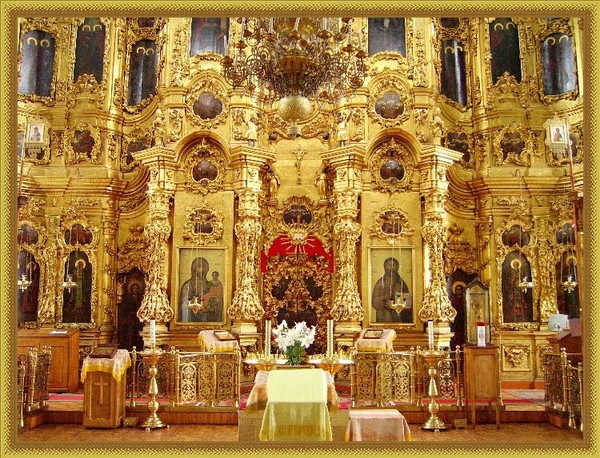 Перед иконостасом кафедрального собора