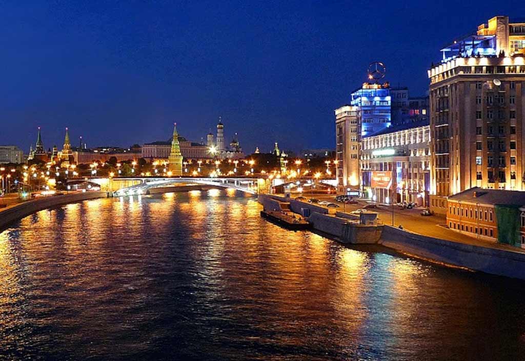 B s moscow. Вид с Патриаршего моста. Серафимовича 2 вид на Кремль. Дом на набережной в Москве вид с Патриаршего моста. Вид с Патриаршего моста на Кремль вечером.