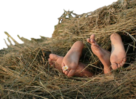 мужик трахает девку на сеновале очах