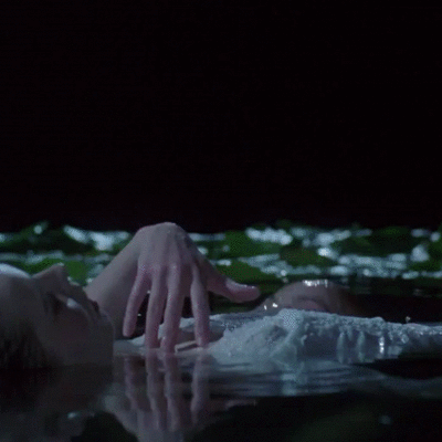 Порша де Росси топлесс.