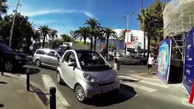 [LiveLeak] Road rage driver pulls gun in front of French police