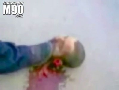 СОЛДАТ ИГРАЕТ С ОТРЕЗАННОЙ ГОЛОВОЙ