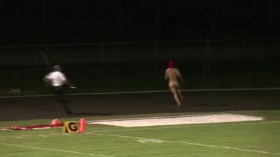 Голышом по футбольному полю.