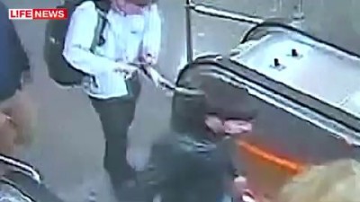 Избитый в метро журналист первым достал нож 